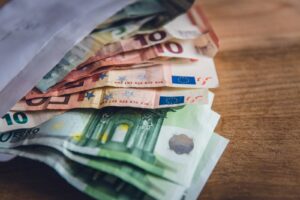 Envelope met euro-biljetten symboliseert het vermogen van YouTuber Don de Jong (NLxDon), geschat op 3 tot 5 miljoen euro in 2026