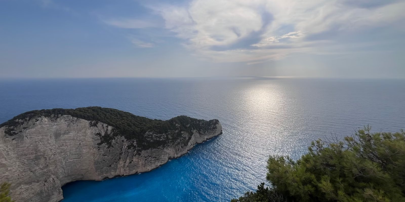 Kaap en kustlijn van Zakynthos boven de blauwe zee