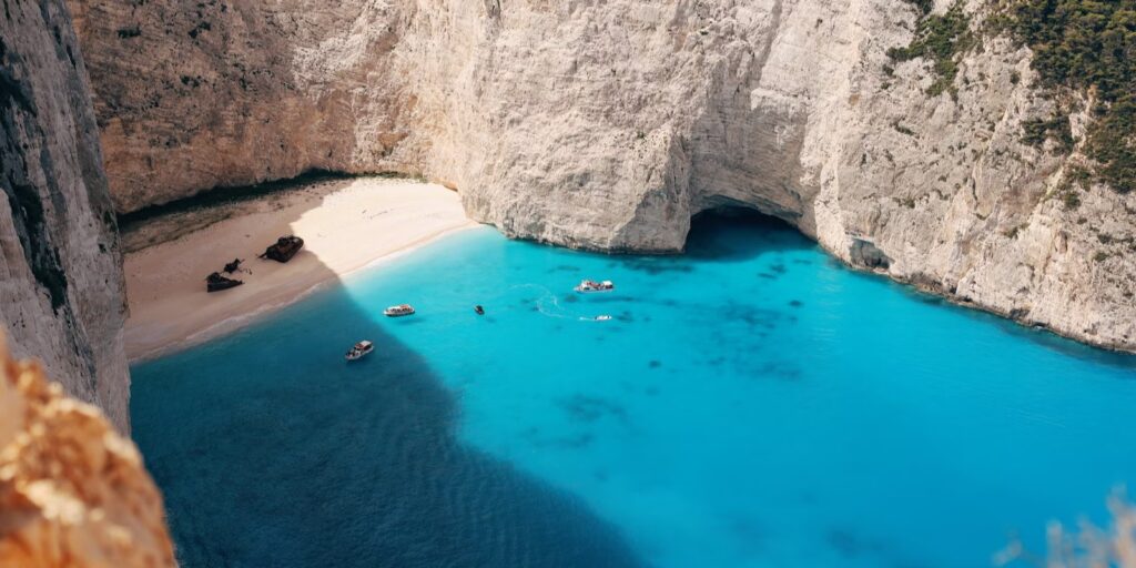 Navagio-baai met turquoise water, strand en bootjes op Zakynthos